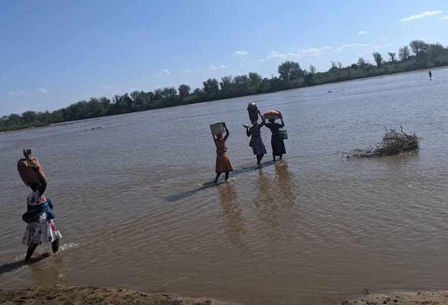Women crossing the Save River